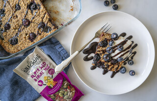 <p>Serve with a spoon of white yogurt, drizzled with homemade chocolate sauce or maple syrup.</p><p>This baked oatmeal tastes great both warm and cold</p>